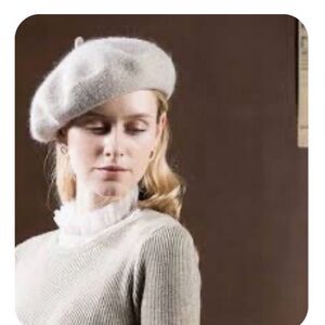 K ACCESSORIES WMENS Gray Plush French Beret Hat‎